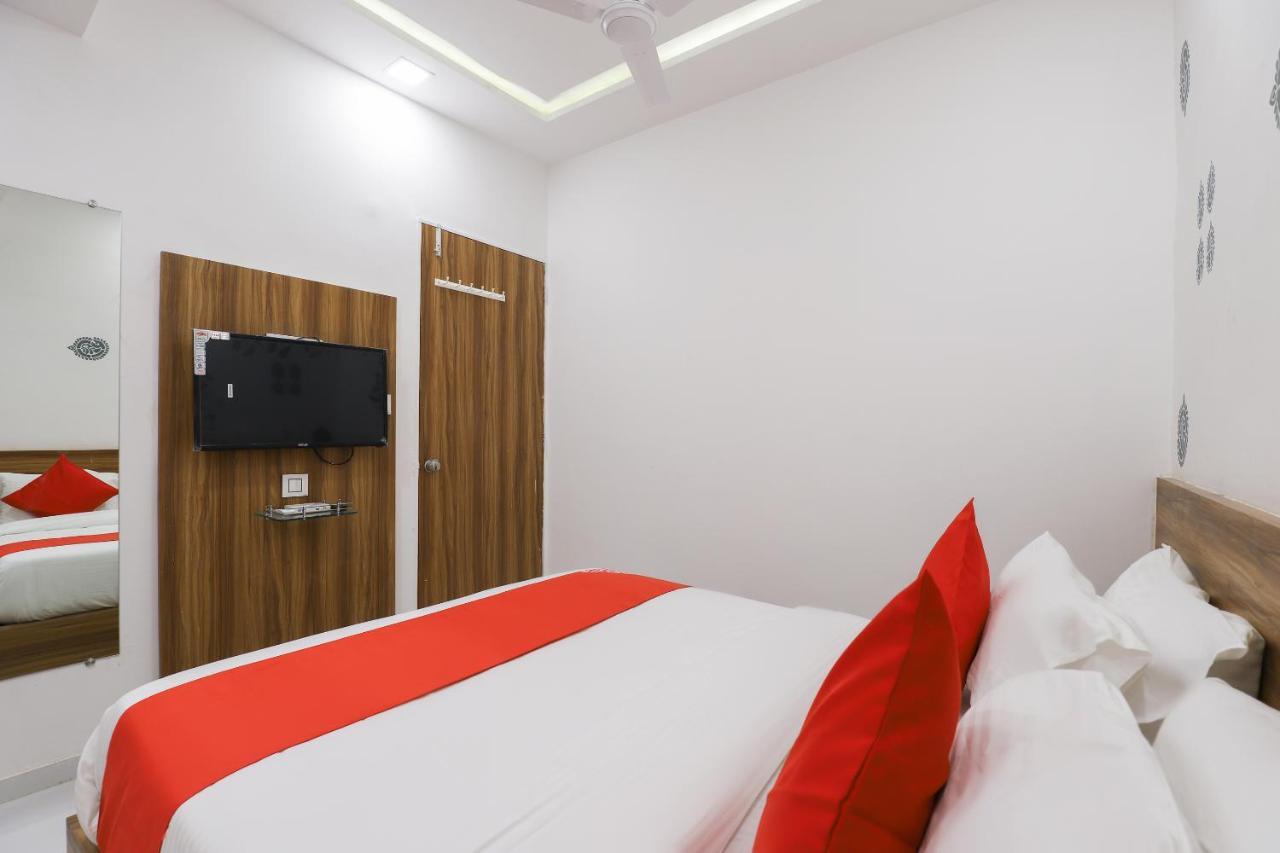 Oyo 49805 The Midway Sky Hotel Гандинагар Екстериор снимка