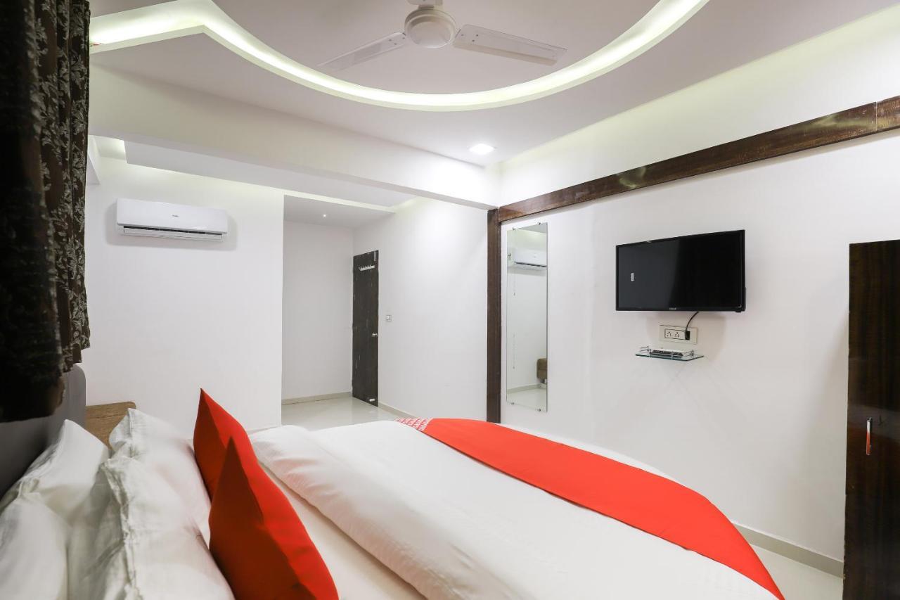 Oyo 49805 The Midway Sky Hotel Гандинагар Екстериор снимка