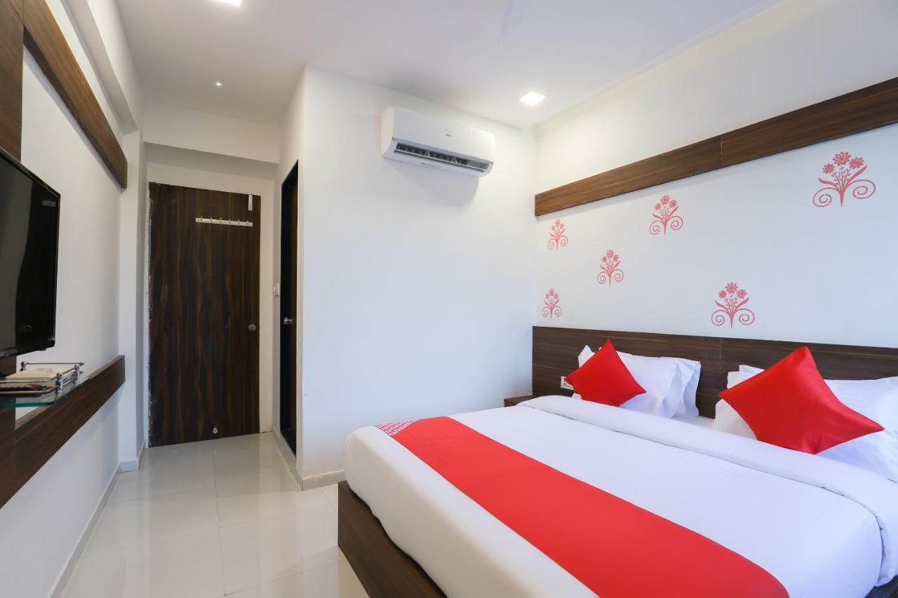 Oyo 49805 The Midway Sky Hotel Гандинагар Екстериор снимка
