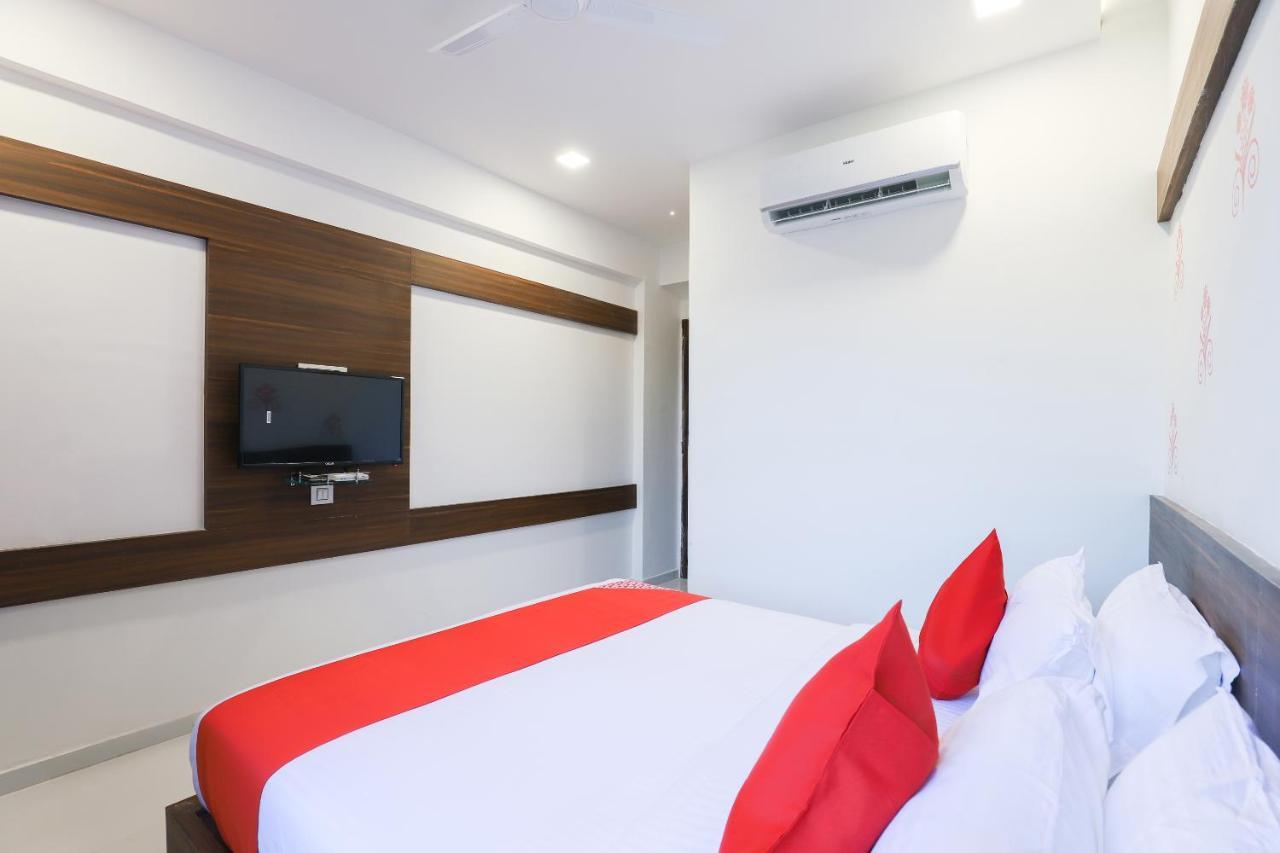Oyo 49805 The Midway Sky Hotel Гандинагар Екстериор снимка
